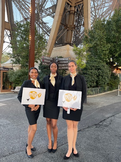 agence d'hôtesse d'accueil entreprises et événementiel en projection à la Tour Eiffel - marianne international