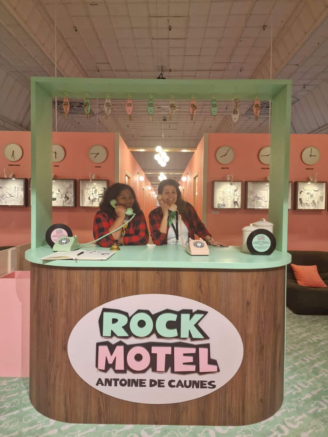 Les médiateurs de Marianne International accompagnent l’exposition Rock’n Drôle au Bon Marché Rive Gauche